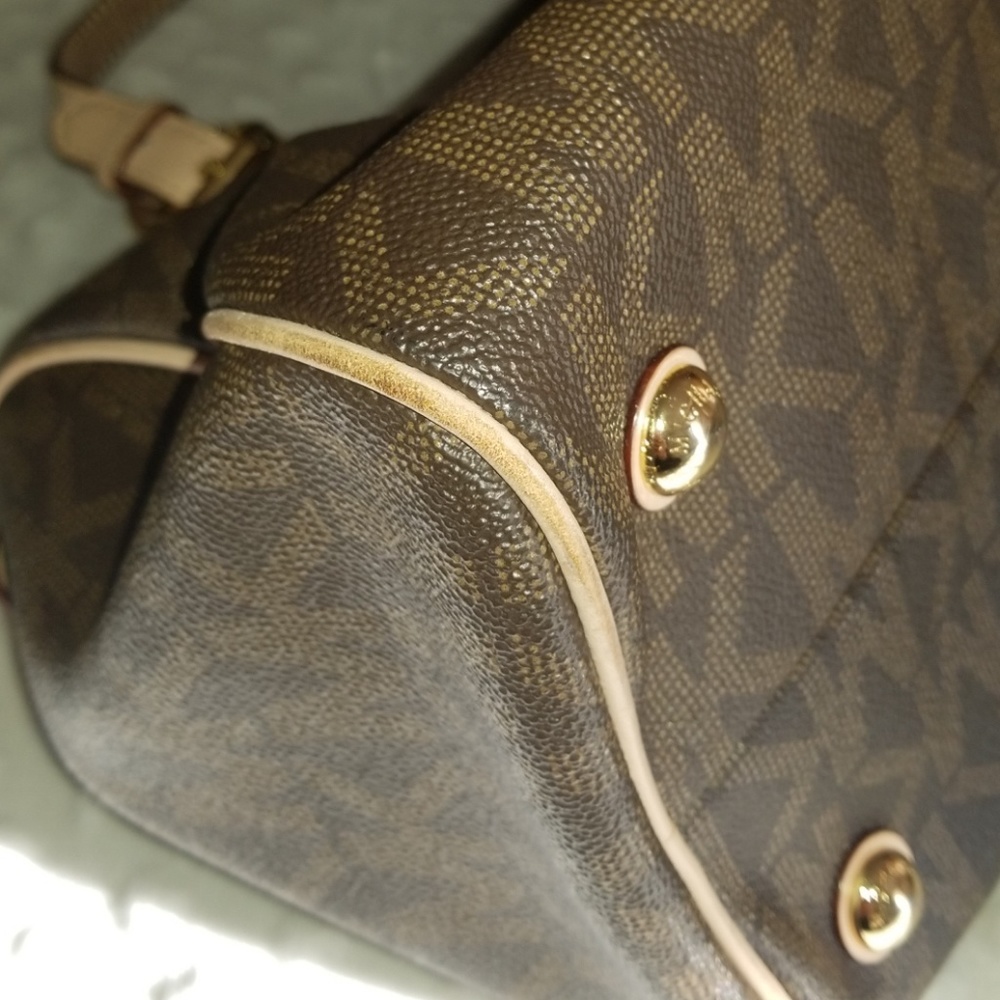 SOLD****Authentic Michael Kors Hand bag and Wallet - Picture 8 of 8